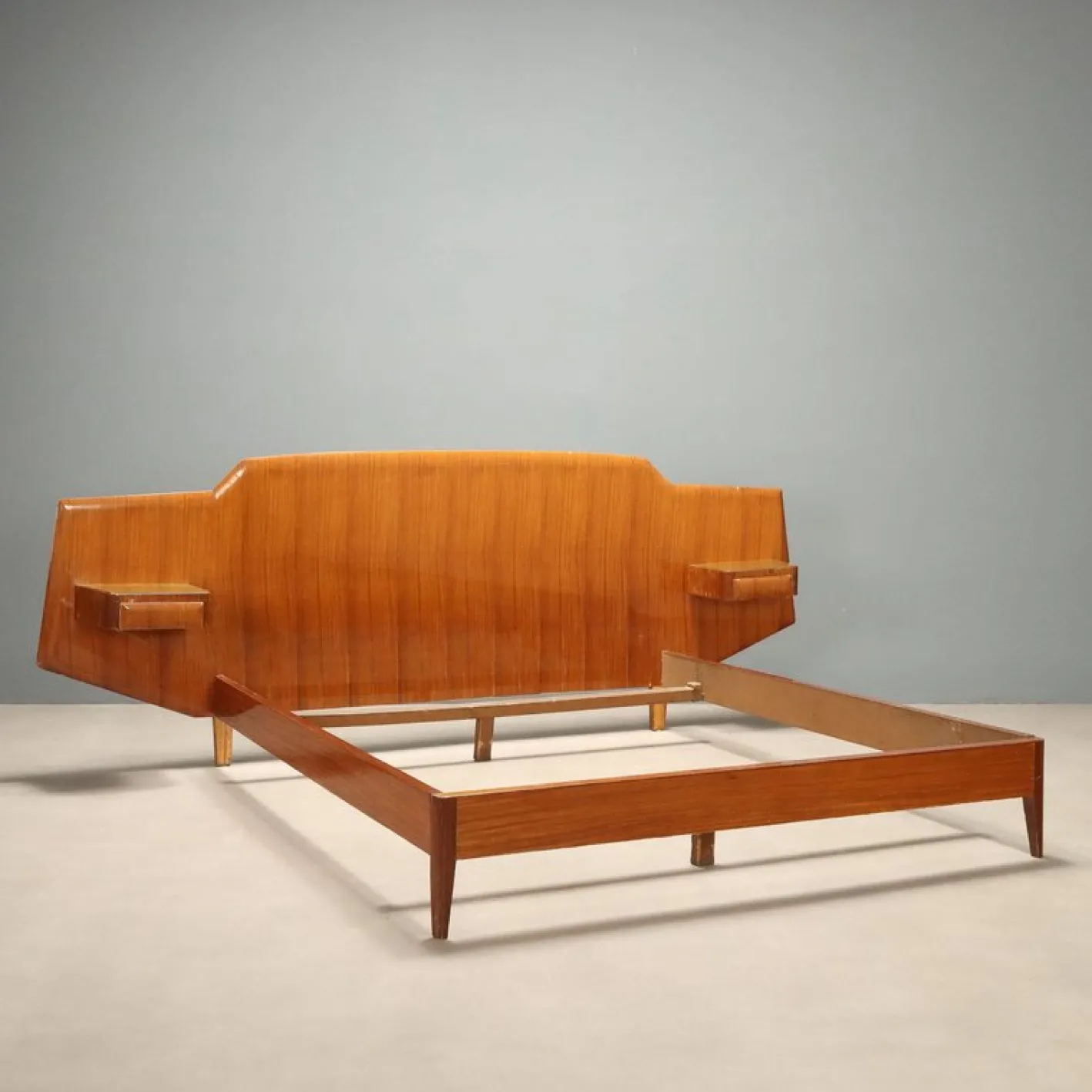Vintage Doppelbett aus Mahagoni mit Nachttischen, 1950er
