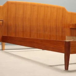 Vintage Doppelbett aus Mahagoni mit Nachttischen, 1950er