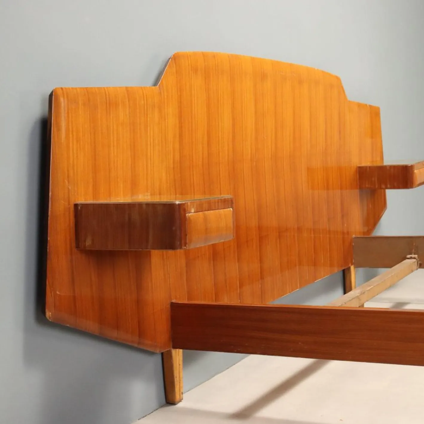 Vintage Doppelbett aus Mahagoni mit Nachttischen, 1950er