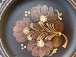 Vintage Keramik Wandteller mit handbemalten Blumen, Ungarn, 1970er