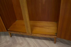 Vintage Kleiderschrank aus Nussholz von Alfred Cox für Heals, 1960er