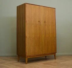 Vintage Kleiderschrank aus Nussholz von Alfred Cox für Heals, 1960er