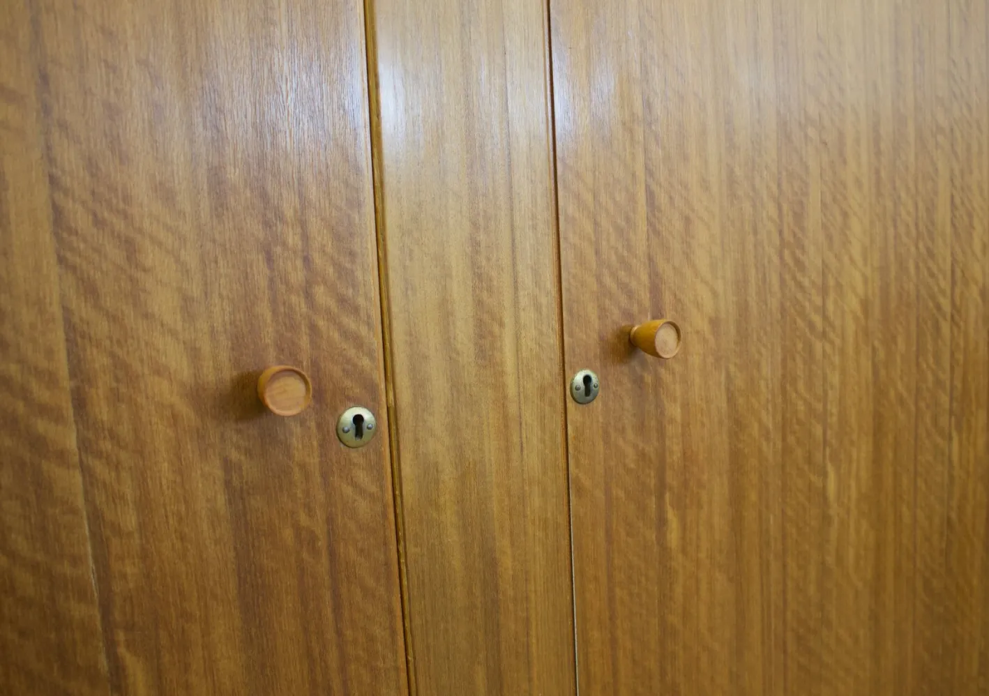 Vintage Kleiderschrank aus Nussholz von Alfred Cox für Heals, 1960er