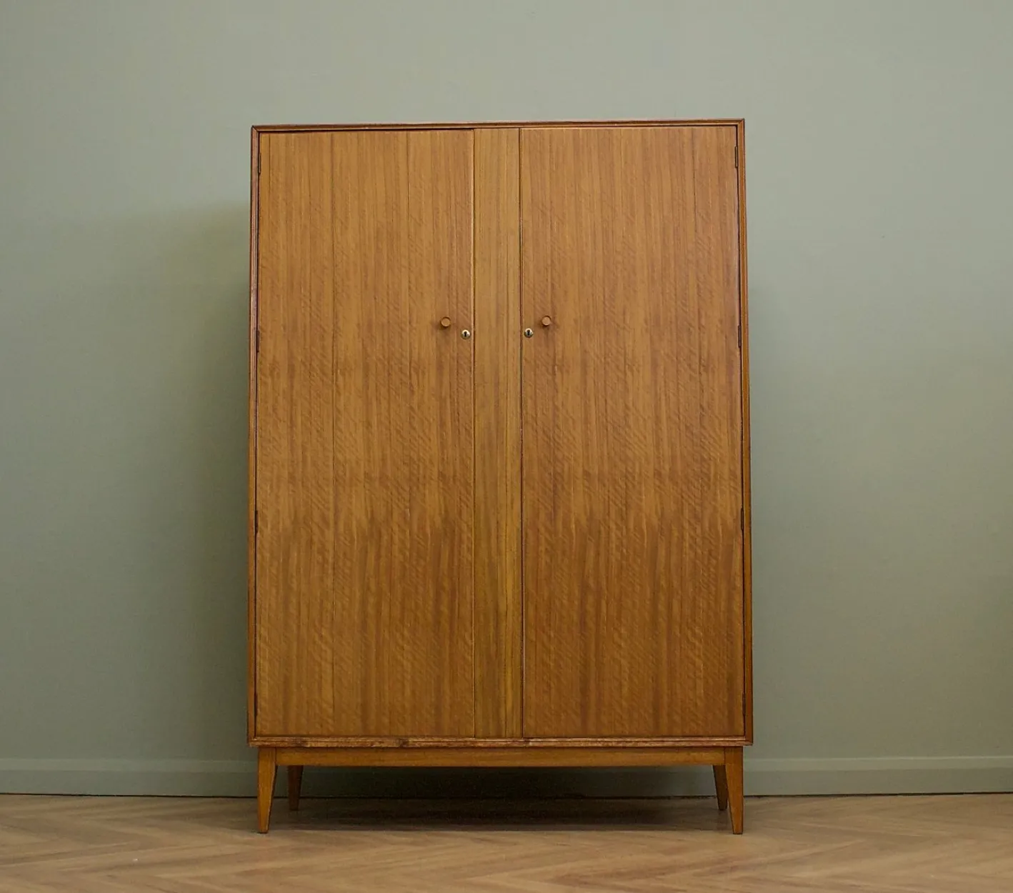Vintage Kleiderschrank aus Nussholz von Alfred Cox für Heals, 1960er