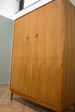 Vintage Kleiderschrank aus Nussholz von Alfred Cox für Heals, 1960er