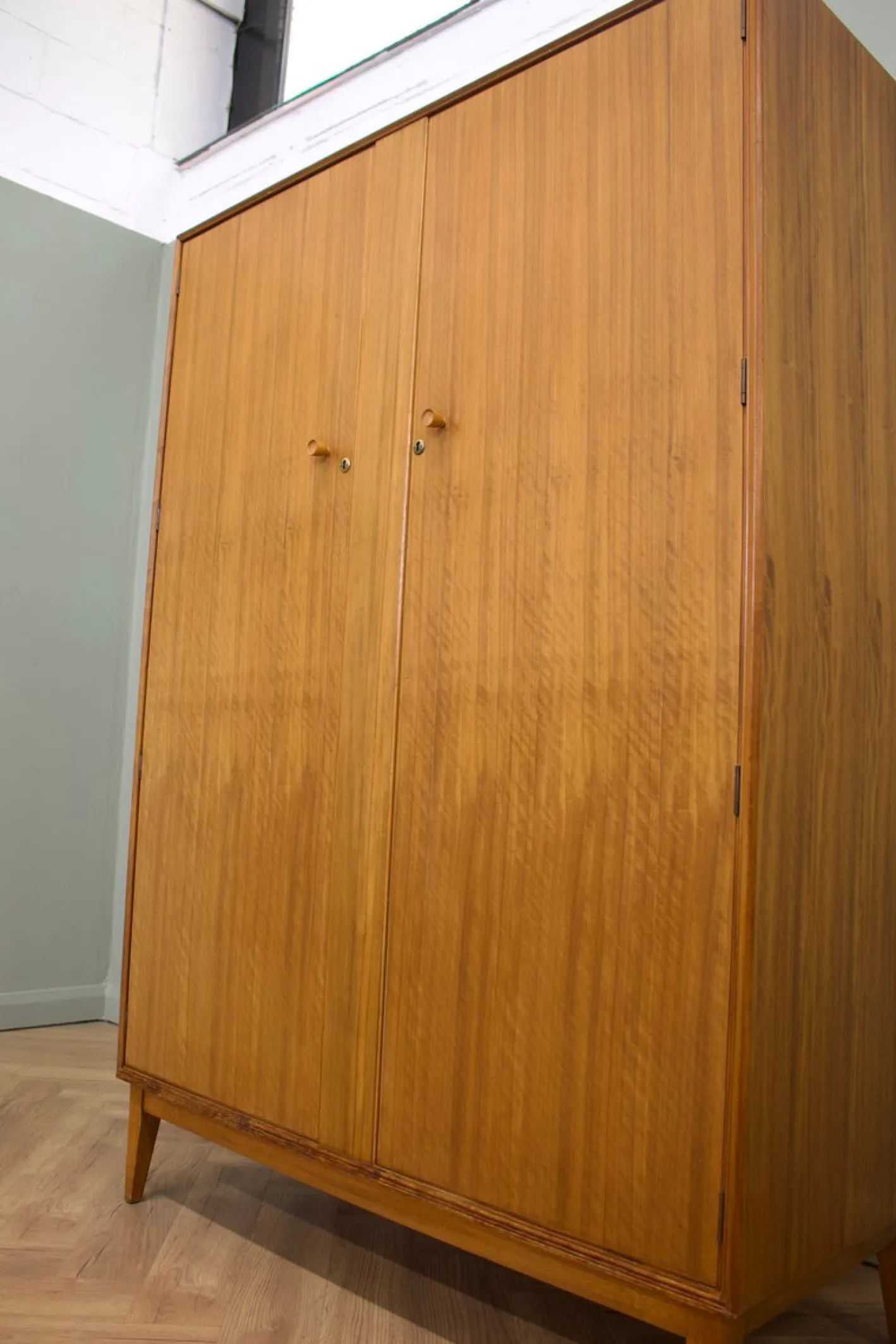 Vintage Kleiderschrank aus Nussholz von Alfred Cox für Heals, 1960er