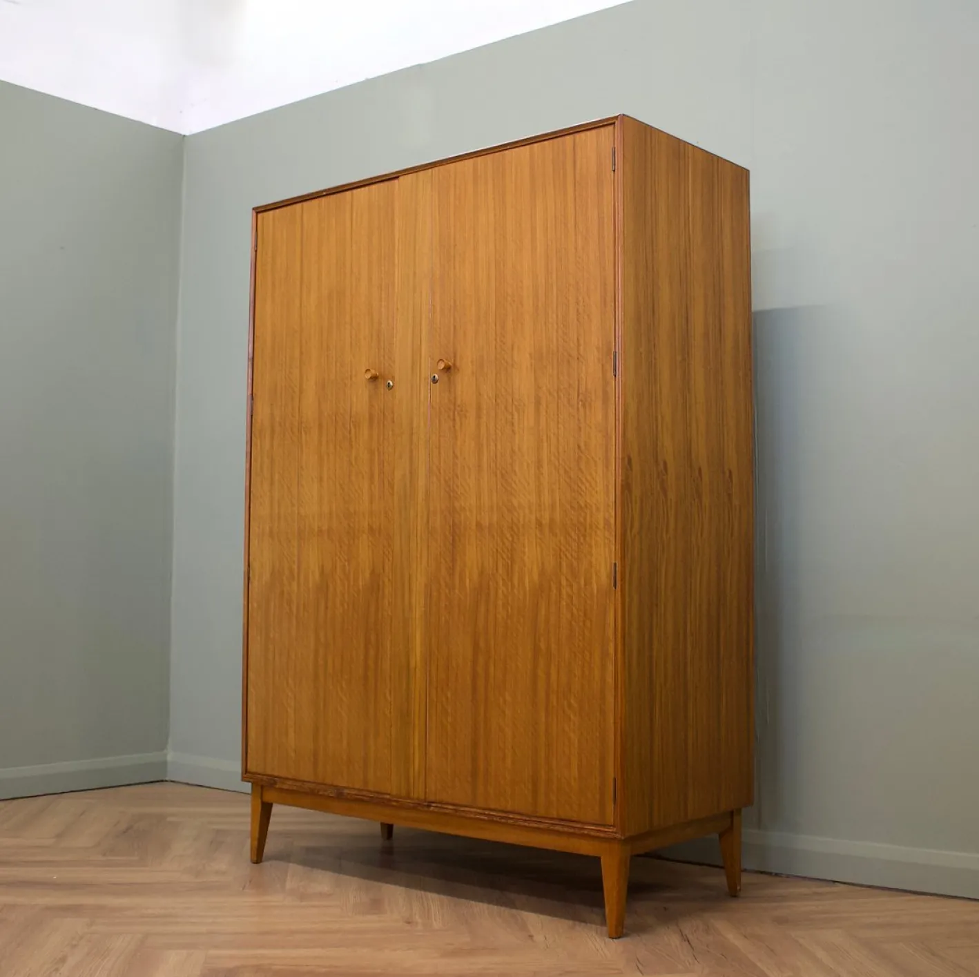 Vintage Kleiderschrank aus Nussholz von Alfred Cox für Heals, 1960er