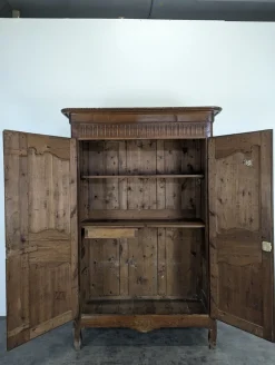 Vintage Kleiderschrank aus Pinienholz im Normannischen Stil