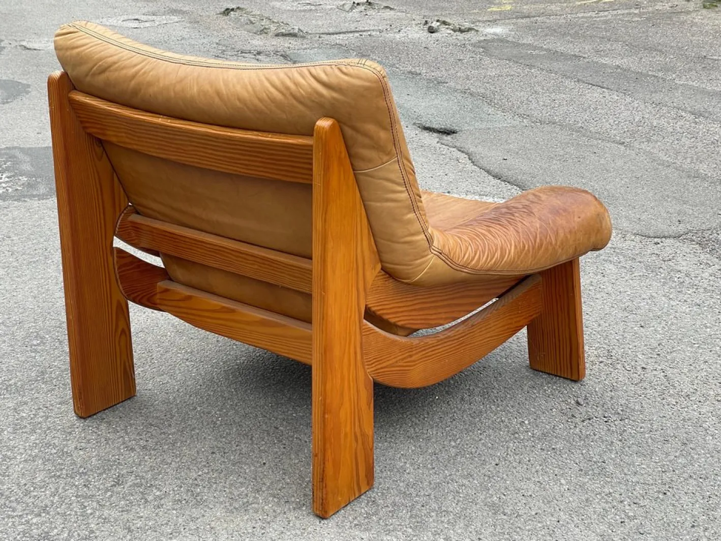 Vintage Ledersessel aus Kiefernholz von Maison Regain, 1970er