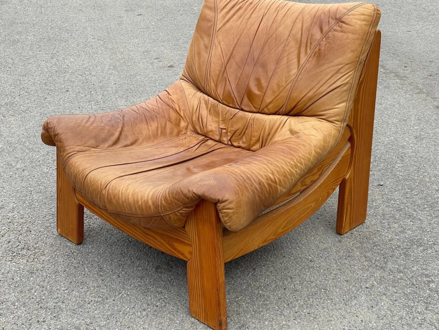 Vintage Ledersessel aus Kiefernholz von Maison Regain, 1970er