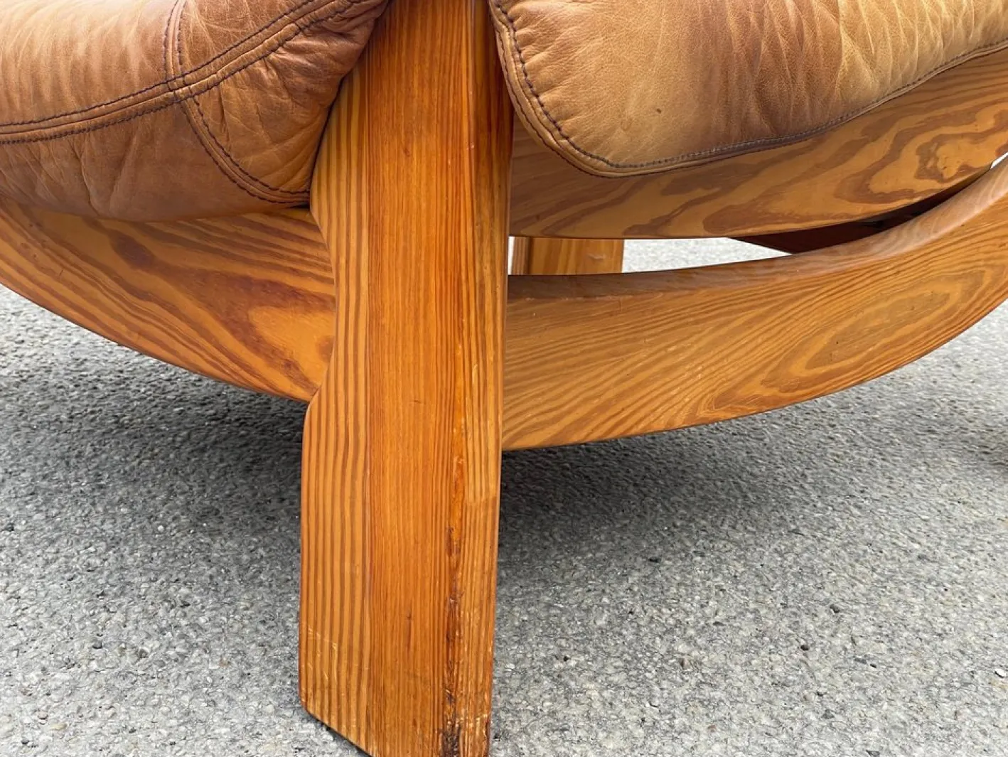 Vintage Ledersessel aus Kiefernholz von Maison Regain, 1970er