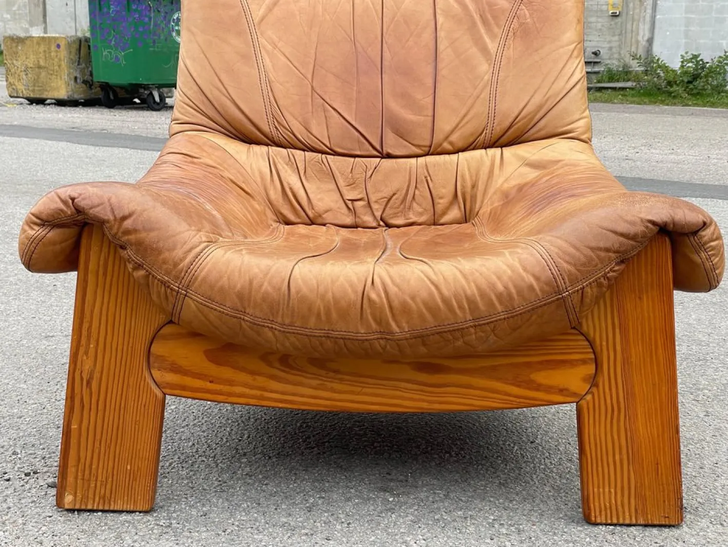 Vintage Ledersessel aus Kiefernholz von Maison Regain, 1970er