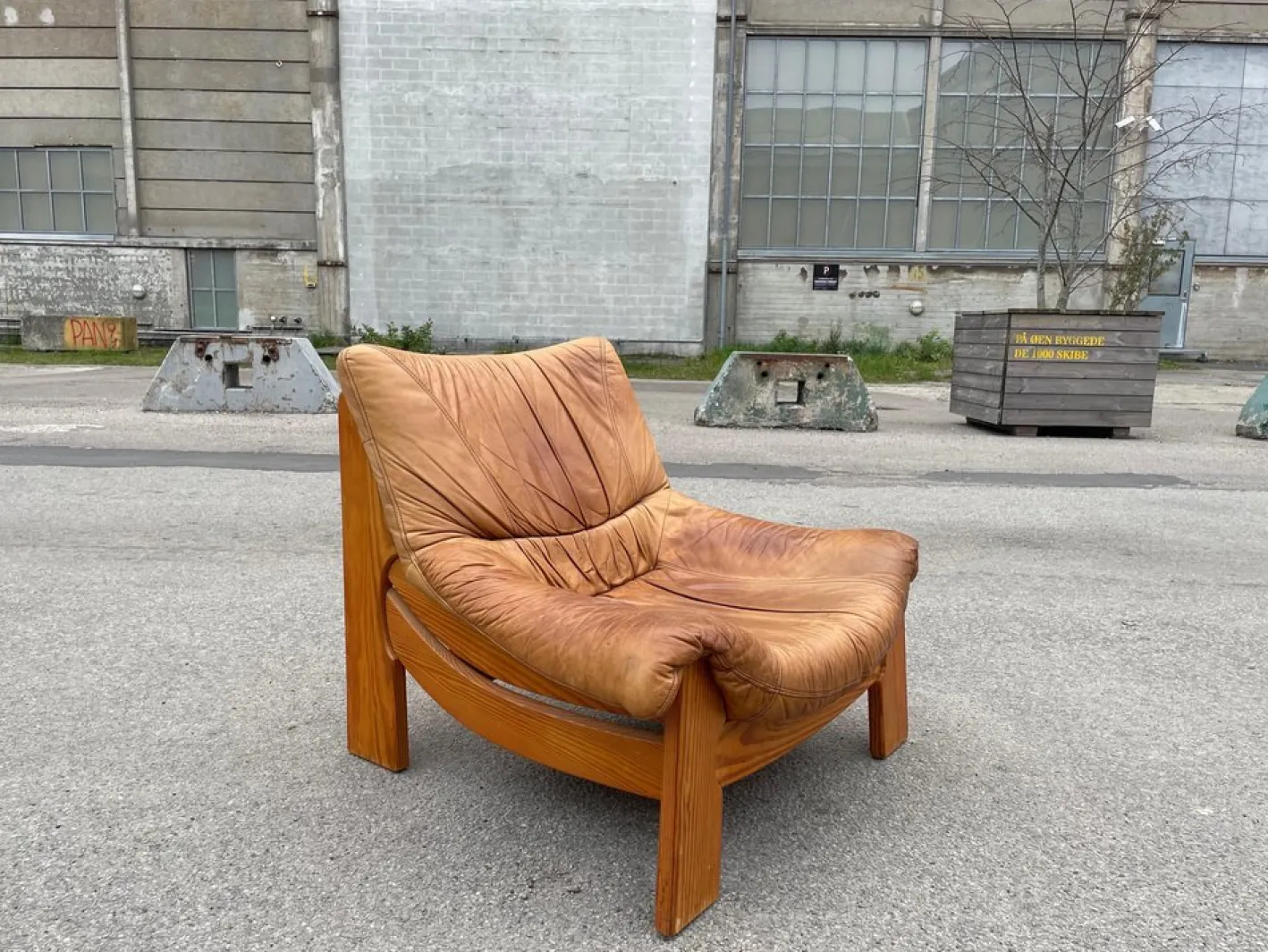 Vintage Ledersessel aus Kiefernholz von Maison Regain, 1970er