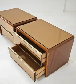 Vintage Nachttische aus Holz & bronziertem Spiegelglas, 1970er, 2er Set