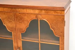 Vintage Queen Anne Bücherregal aus Walnuss-Wurzelholz, 1920