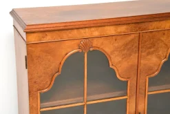 Vintage Queen Anne Bücherregal aus Walnuss-Wurzelholz, 1920