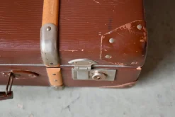 Vintage Reisekoffer aus Hartpappe mit Holzgriffen, 1940er