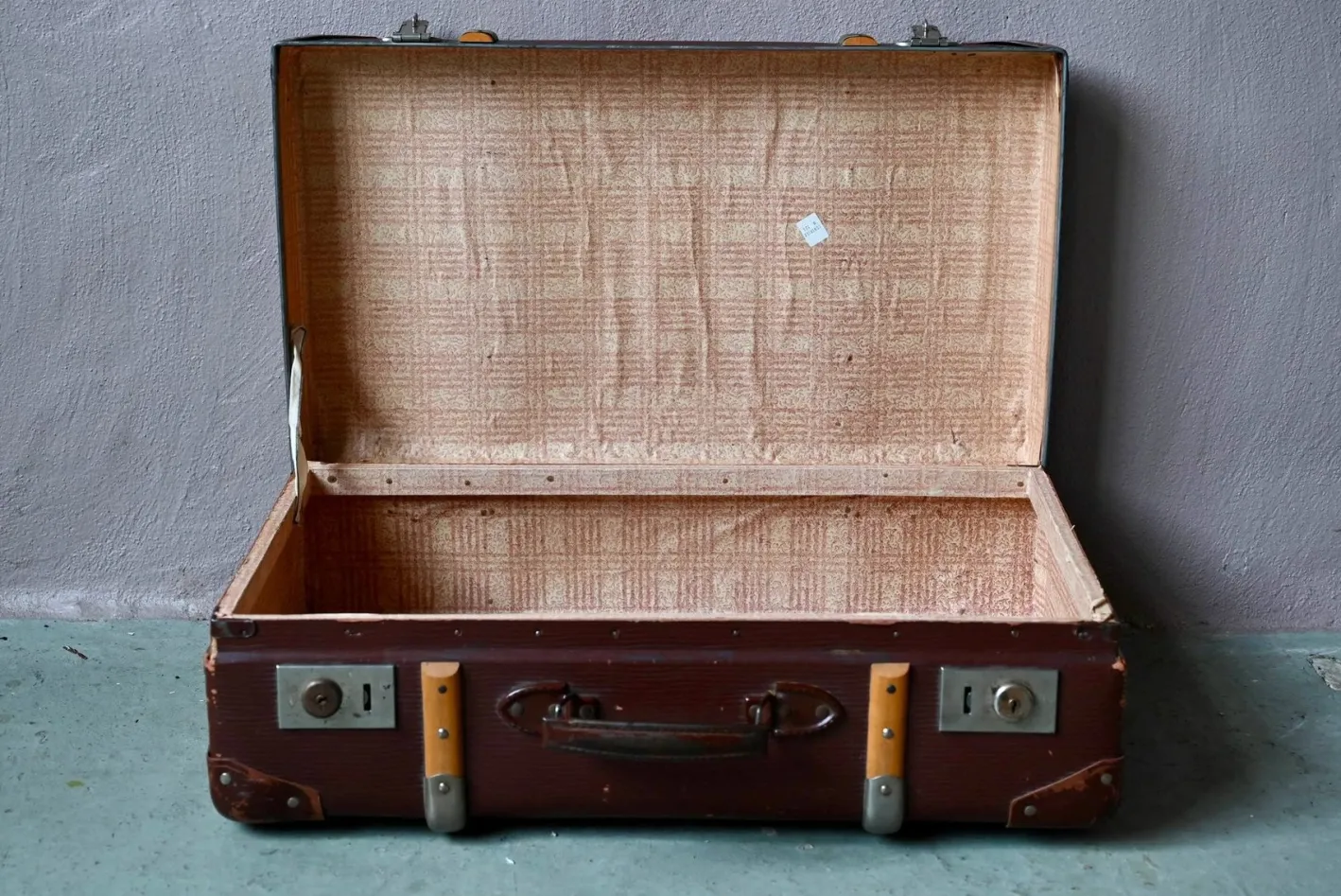 Vintage Reisekoffer aus Hartpappe mit Holzgriffen, 1940er