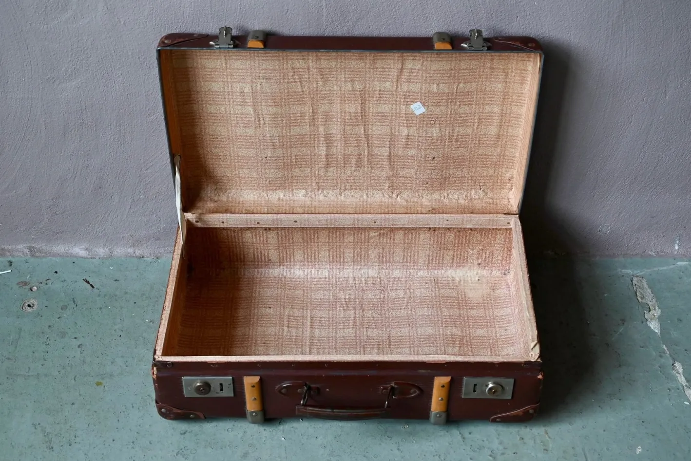 Vintage Reisekoffer aus Hartpappe mit Holzgriffen, 1940er