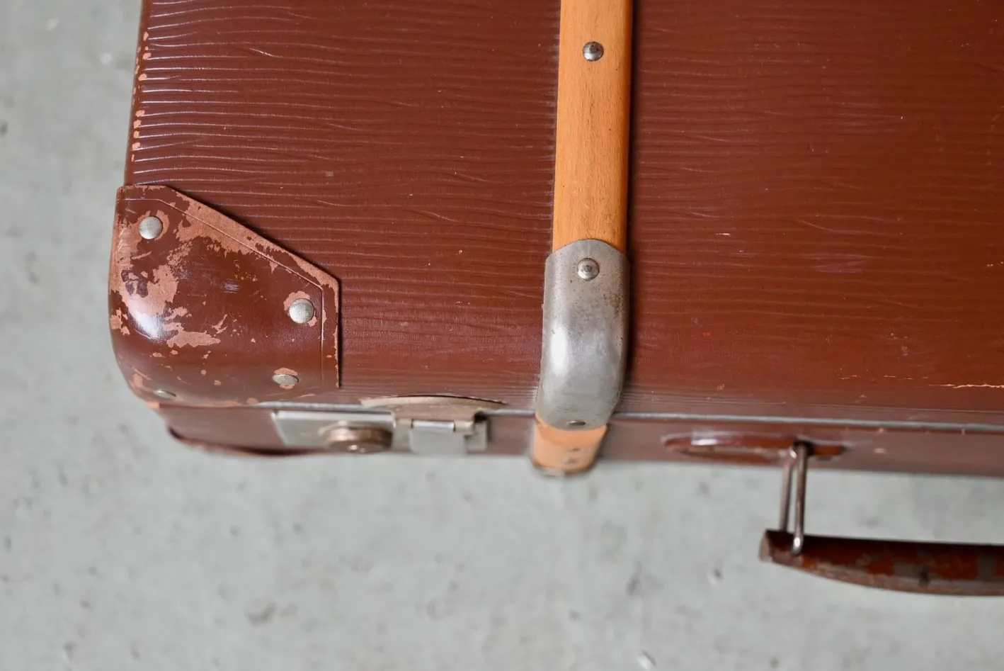 Vintage Reisekoffer aus Hartpappe mit Holzgriffen, 1940er