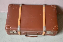 Vintage Reisekoffer aus Hartpappe mit Holzgriffen, 1940er