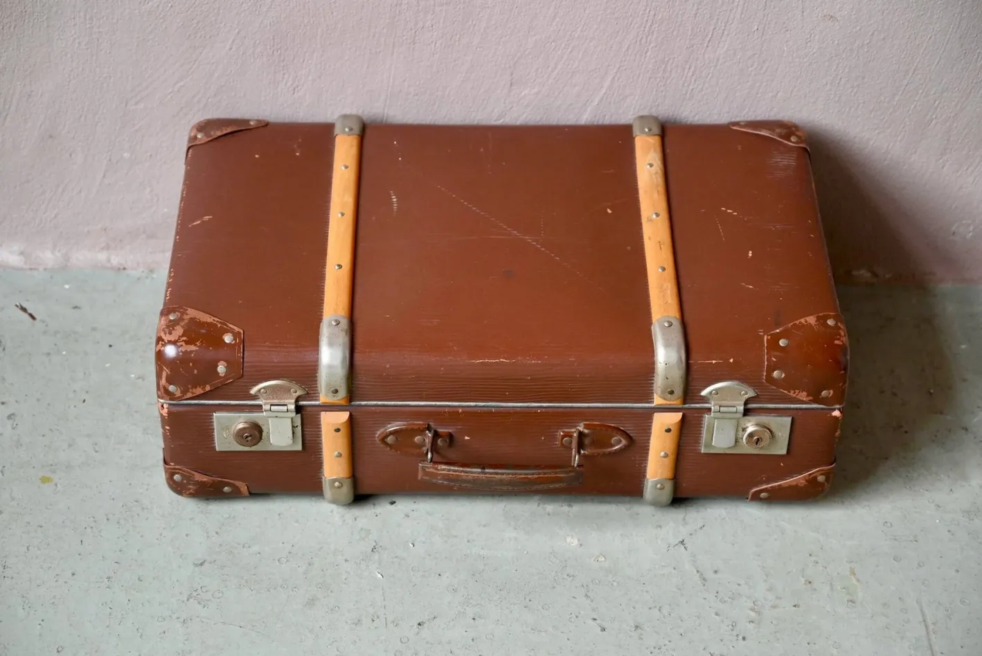 Vintage Reisekoffer aus Hartpappe mit Holzgriffen, 1940er
