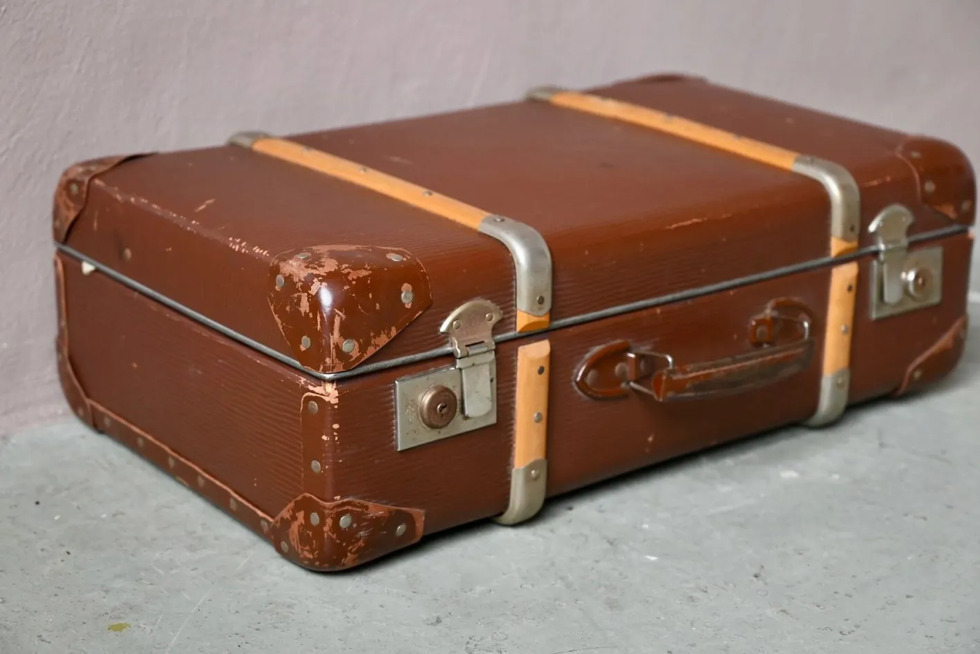 Vintage Reisekoffer aus Hartpappe mit Holzgriffen, 1940er