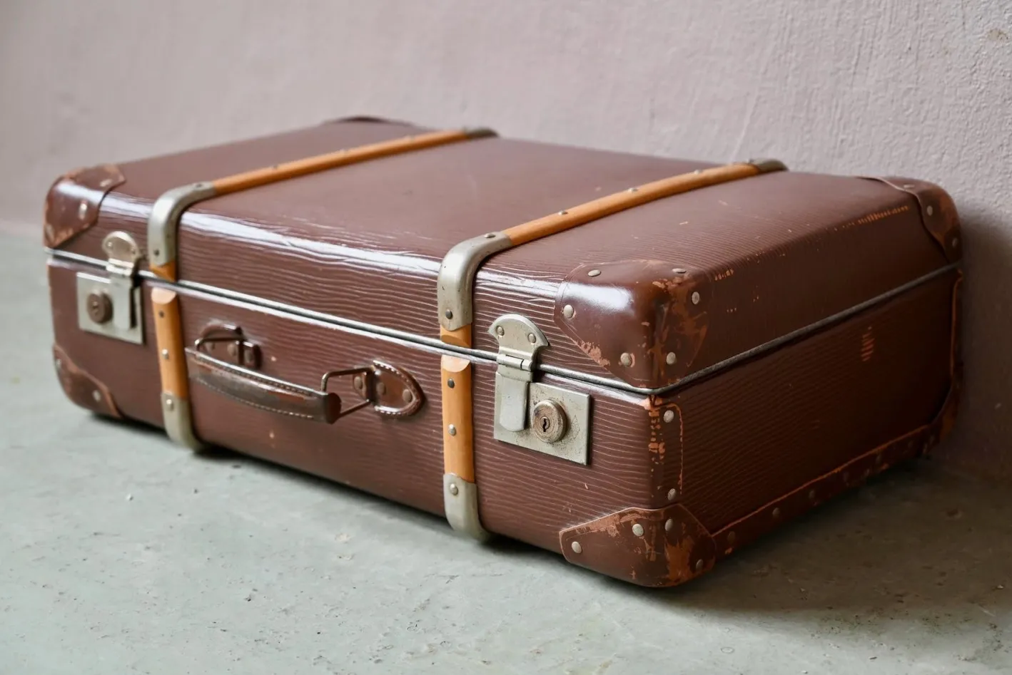 Vintage Reisekoffer aus Hartpappe mit Holzgriffen, 1940er
