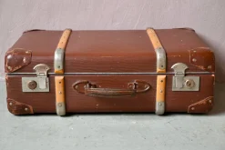 Vintage Reisekoffer aus Hartpappe mit Holzgriffen, 1940er
