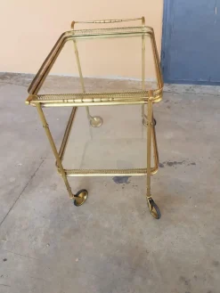 Vintage Servierwagen mit zwei Regalen aus Messing & Kristallglas, 1940er