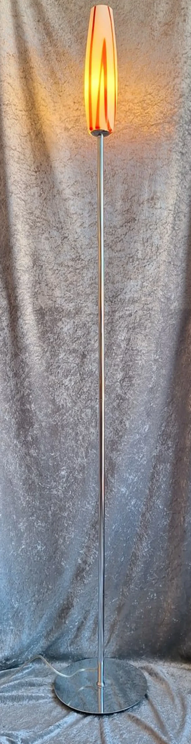 Vintage Stehlampe mit verchromtem Metallgestell und rot-weißem Glasschirm, 1990er
