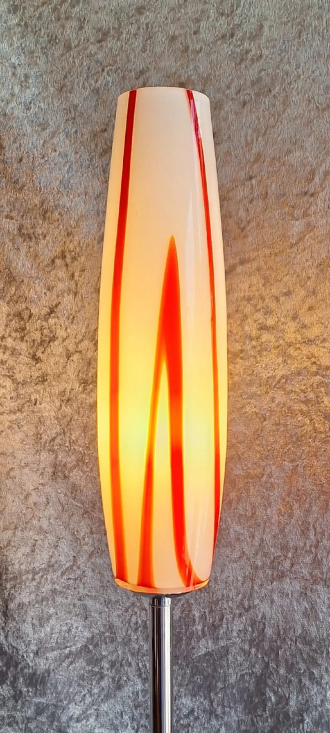 Vintage Stehlampe mit verchromtem Metallgestell und rot-weißem Glasschirm, 1990er