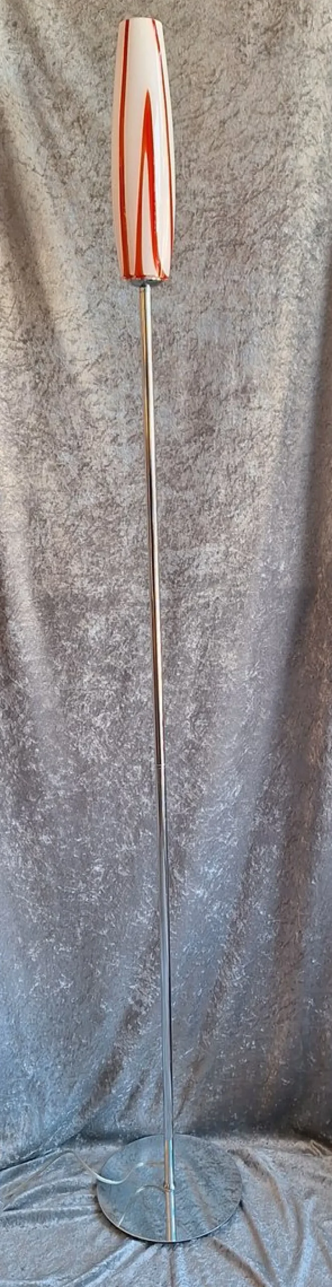Vintage Stehlampe mit verchromtem Metallgestell und rot-weißem Glasschirm, 1990er