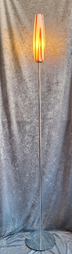 Vintage Stehlampe mit verchromtem Metallgestell und rot-weißem Glasschirm, 1990er