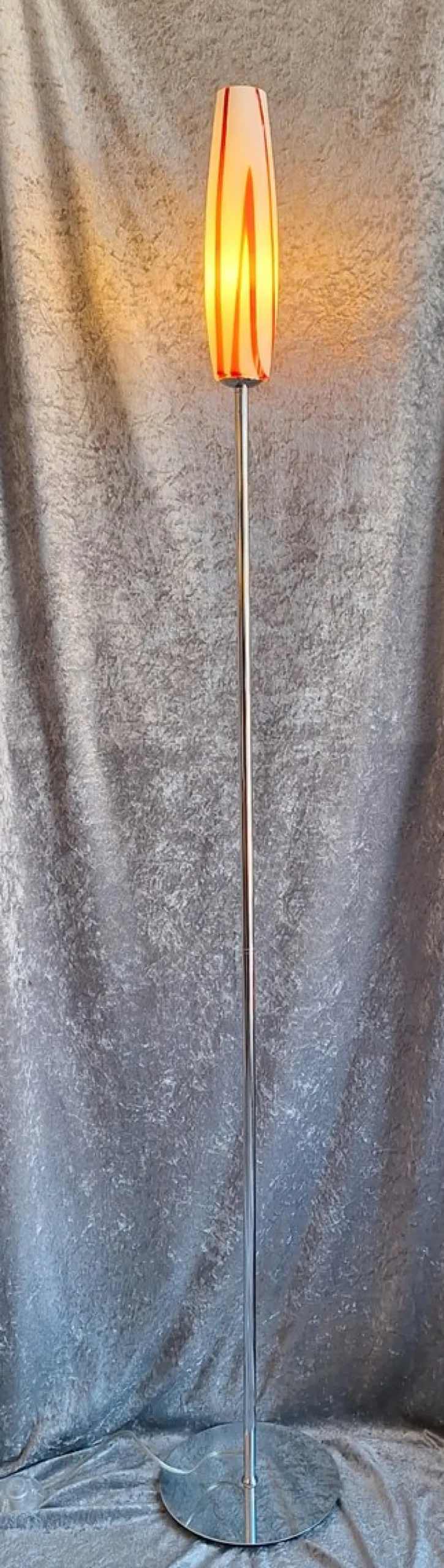 Vintage Stehlampe mit verchromtem Metallgestell und rot-weißem Glasschirm, 1990er