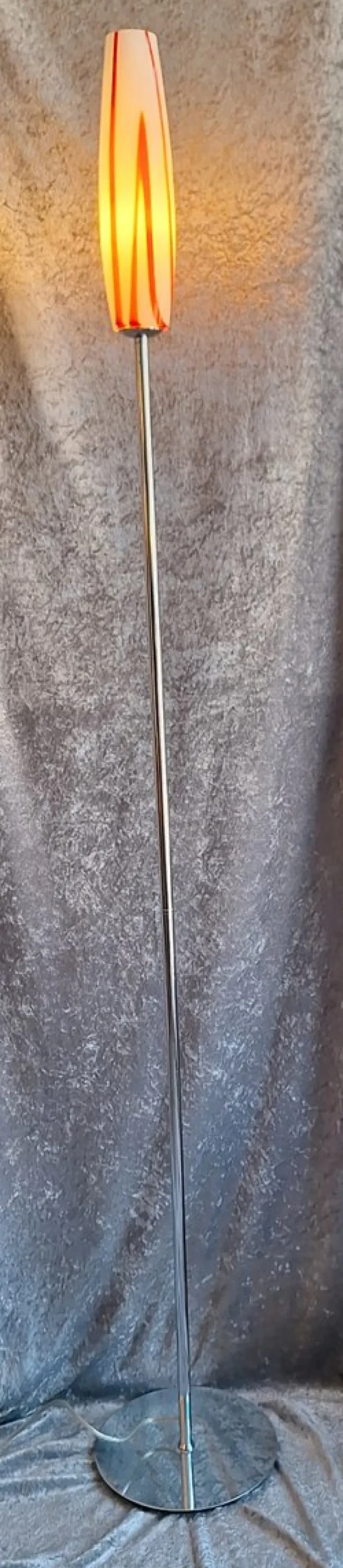 Vintage Stehlampe mit verchromtem Metallgestell und rot-weißem Glasschirm, 1990er