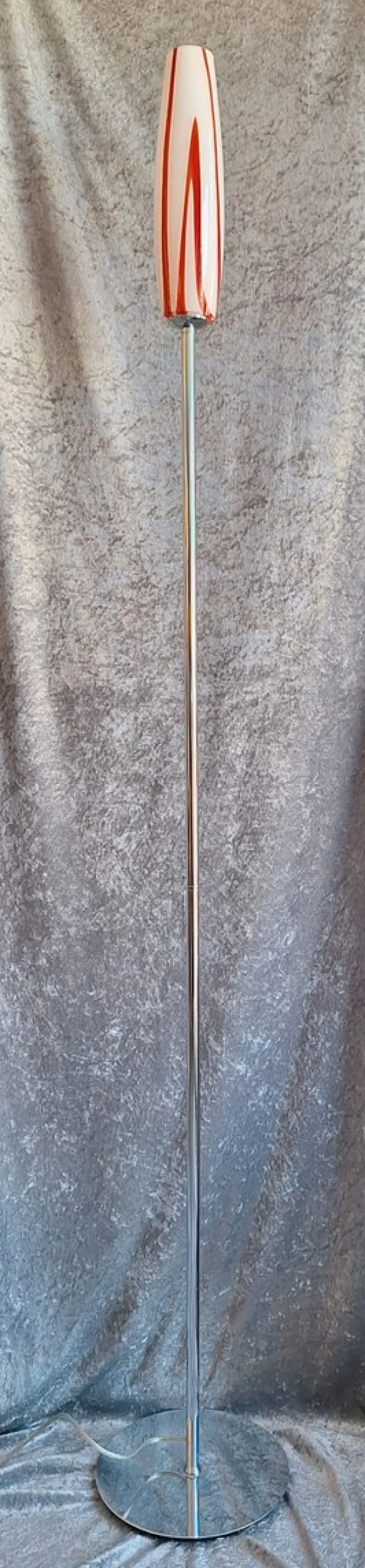 Vintage Stehlampe mit verchromtem Metallgestell und rot-weißem Glasschirm, 1990er