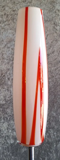 Vintage Stehlampe mit verchromtem Metallgestell und rot-weißem Glasschirm, 1990er