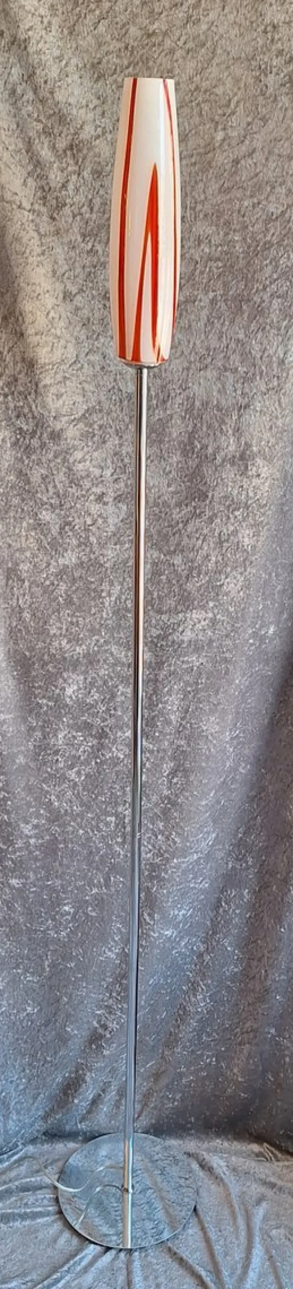 Vintage Stehlampe mit verchromtem Metallgestell und rot-weißem Glasschirm, 1990er