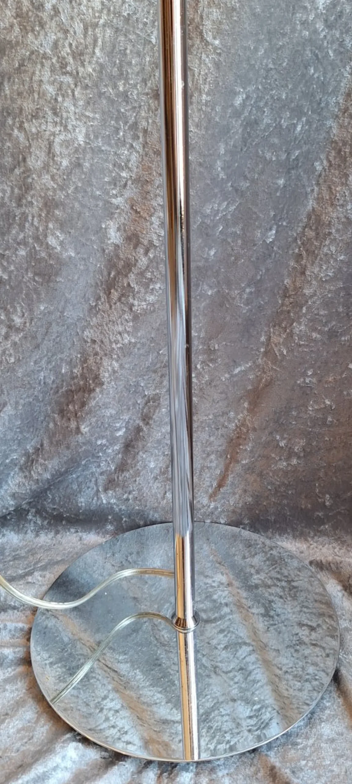 Vintage Stehlampe mit verchromtem Metallgestell und rot-weißem Glasschirm, 1990er