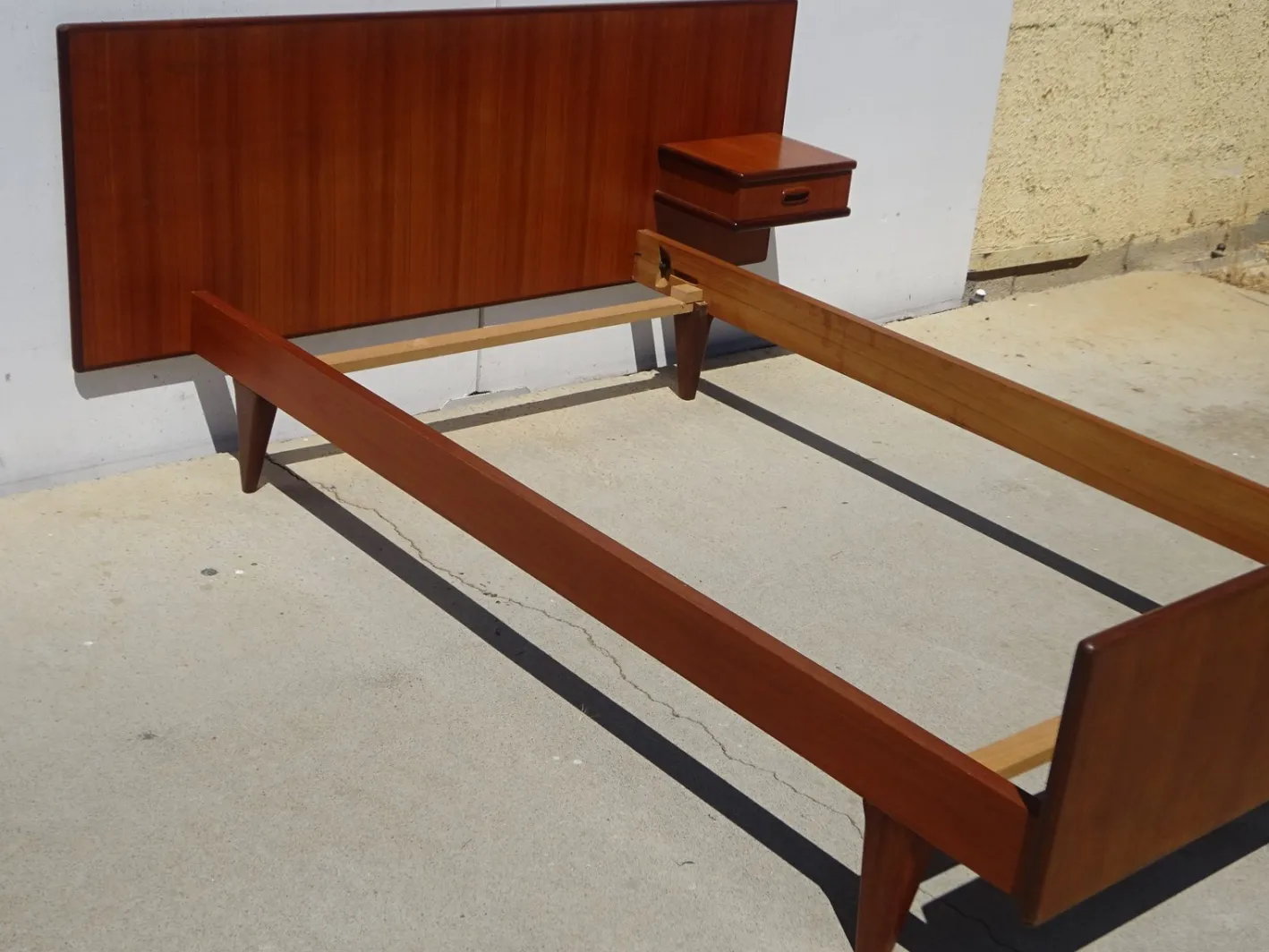 Vintage Teak Bett mit integriertem Nachttisch, 1960er