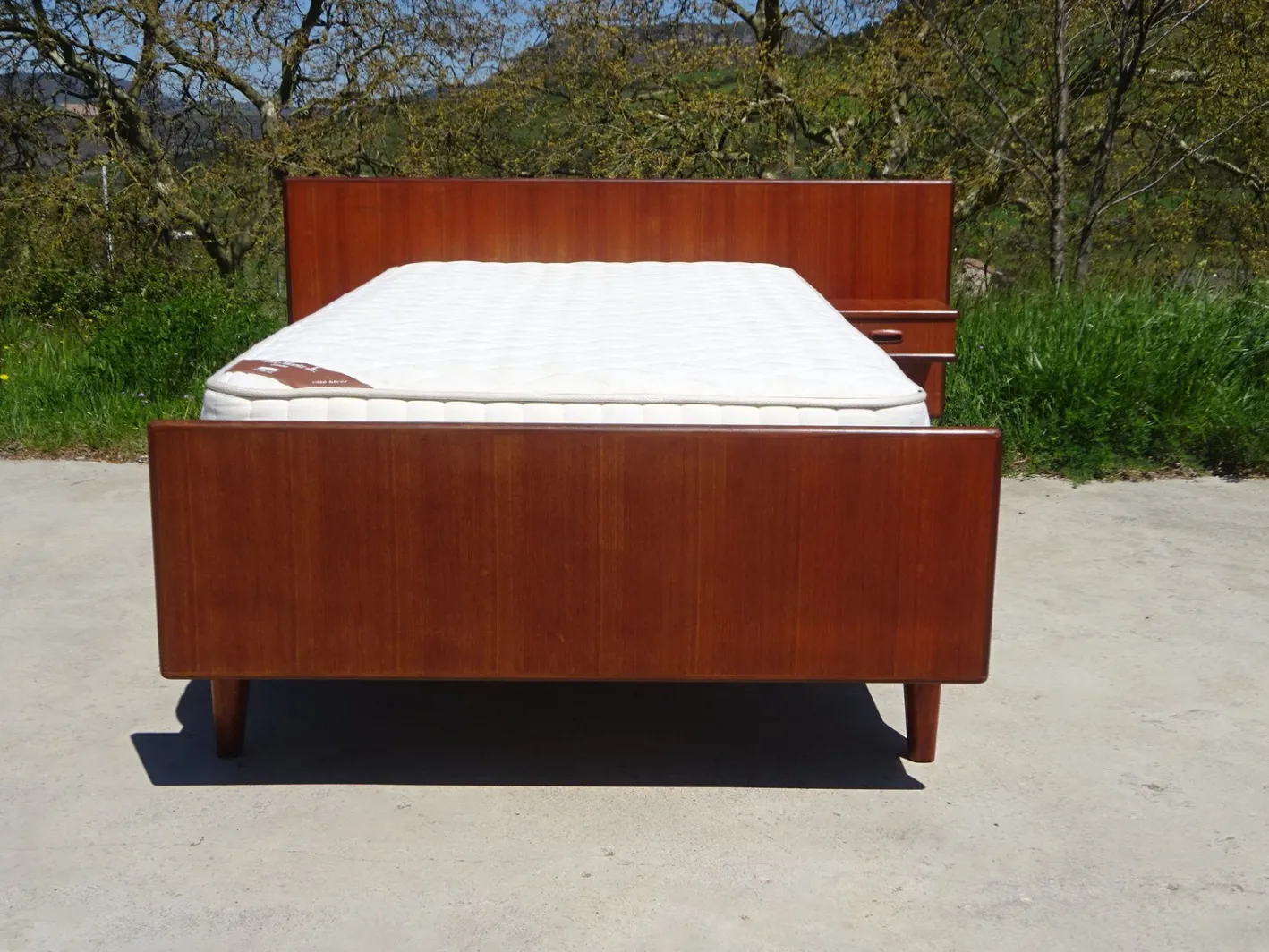 Vintage Teak Bett mit integriertem Nachttisch, 1960er