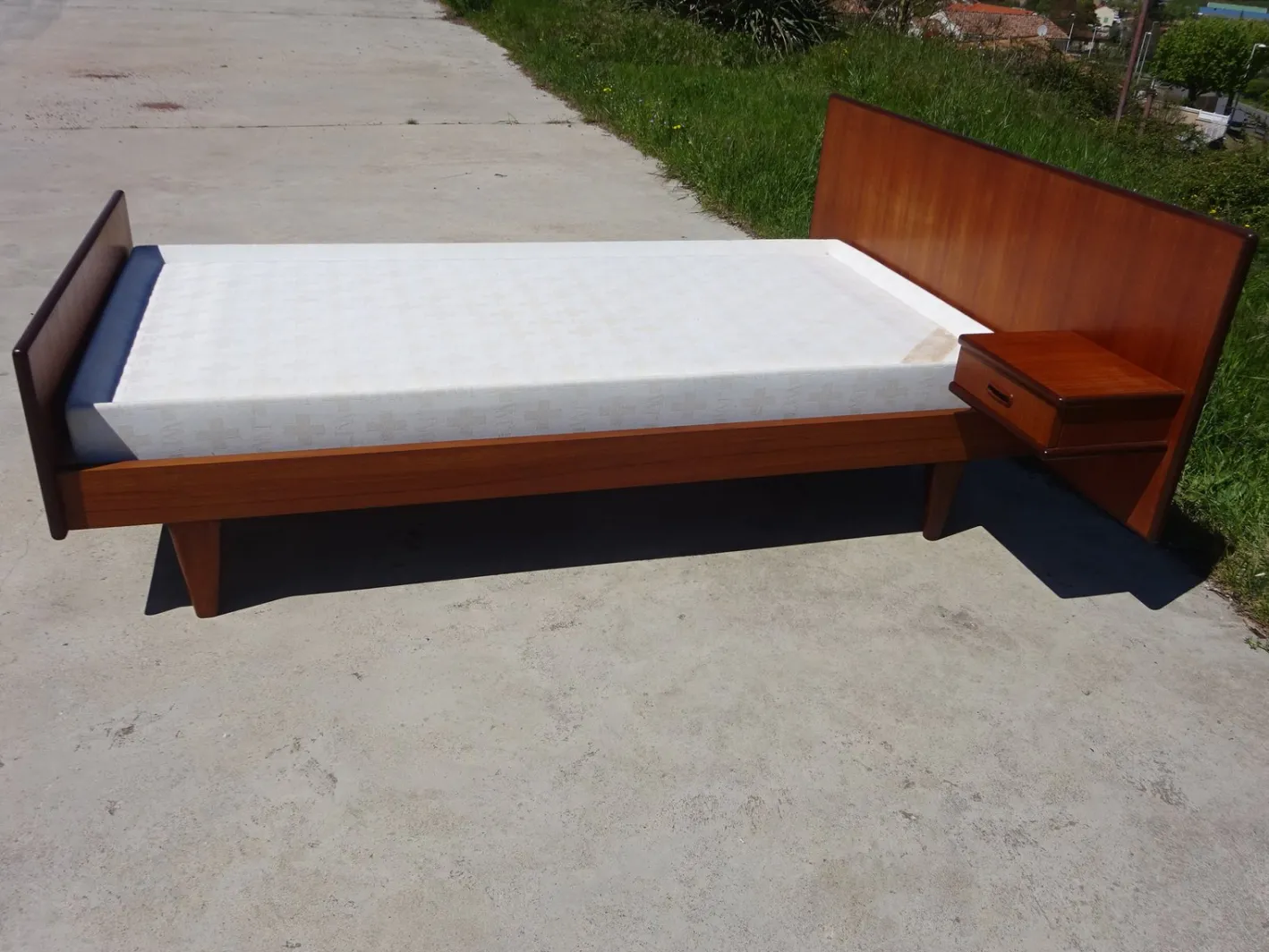 Vintage Teak Bett mit integriertem Nachttisch, 1960er