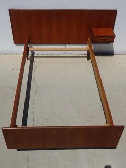 Vintage Teak Bett mit integriertem Nachttisch, 1960er