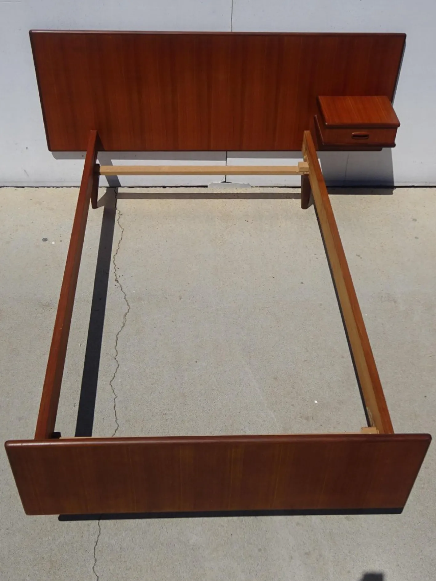 Vintage Teak Bett mit integriertem Nachttisch, 1960er
