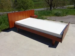 Vintage Teak Bett mit integriertem Nachttisch, 1960er