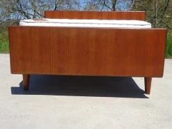 Vintage Teak Bett mit integriertem Nachttisch, 1960er