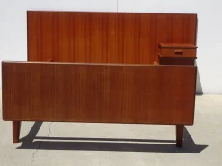 Vintage Teak Bett mit integriertem Nachttisch, 1960er