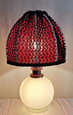 Vintage Tischlampe mit Glasfuß und paillettenförmigem Schirm von Lamplove, 1970er