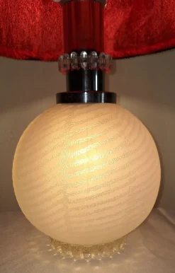 Vintage Tischlampe mit Glasfuß und paillettenförmigem Schirm von Lamplove, 1970er